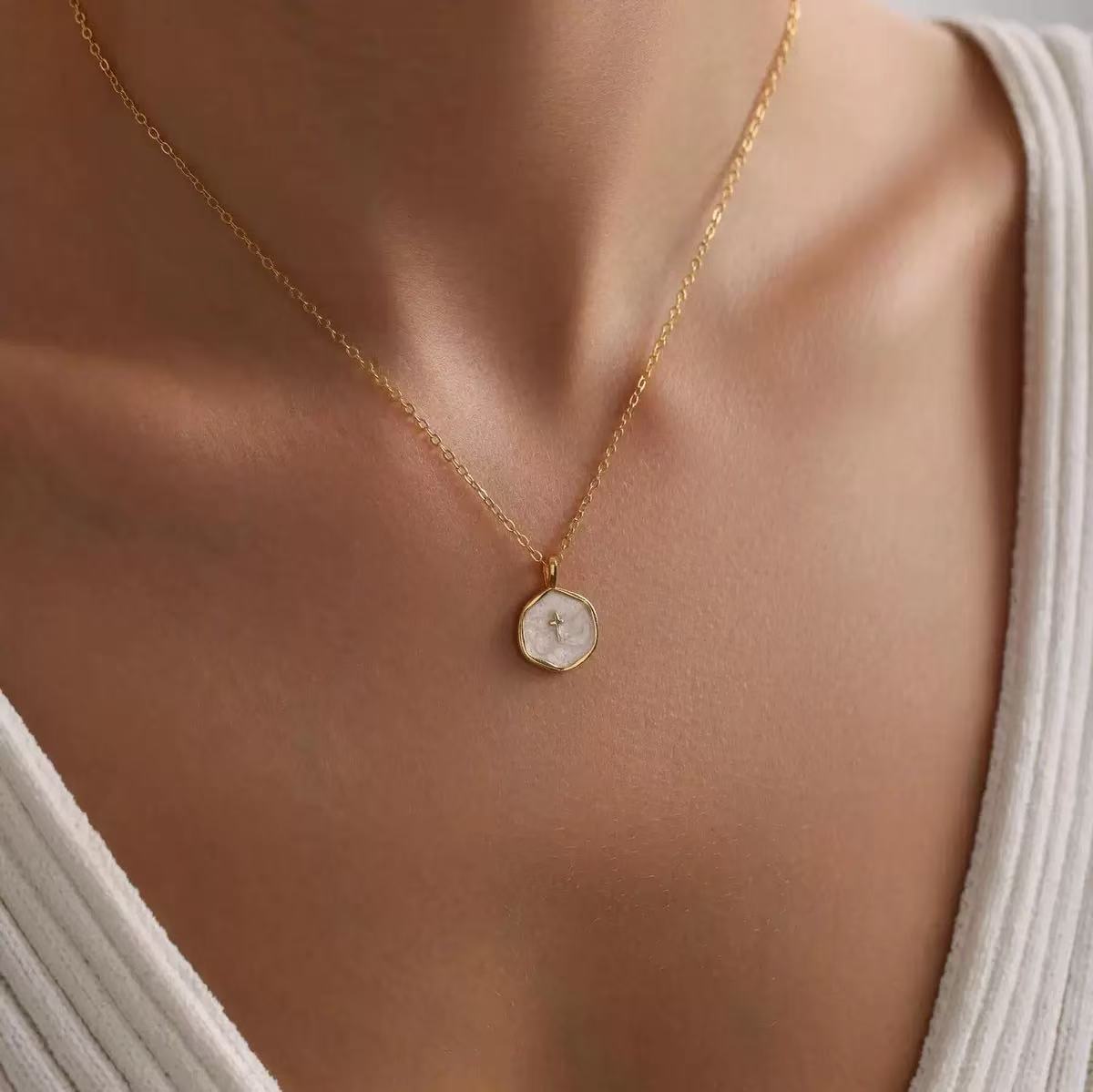 Colorowa emaliowana mini krzyżykowa naszyjnik – żywy wisiorek krzyżykowy do warstwowego noszenia | regulowany delikatny łańcuszek | CotaJewelry