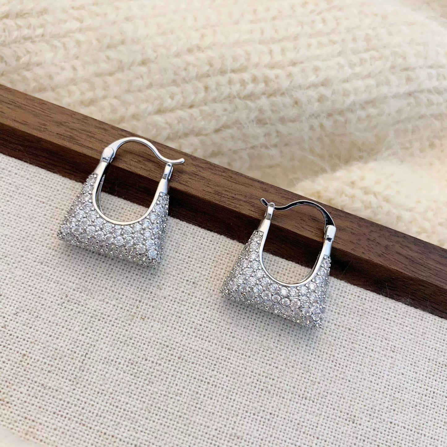 Elegant Brincos de Mala – Latão Banhado a Ouro 14K com Pinos de Prata 925