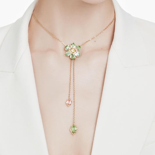 Model wearing Tassel Flower Necklace with chic outfit, showcasing tassel movement